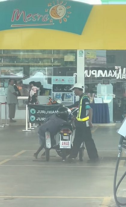 视频|助残障骑士添油后站一旁守护 油站员工暖心举动赢网赞