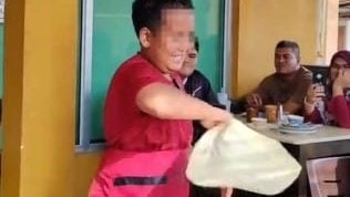 视频| 向父亲前员工学了2个月 10岁男童制“印度飞饼”爆红