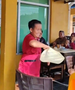 视频|向父亲前员工学了2个月 10岁男童制“印度飞饼”爆红