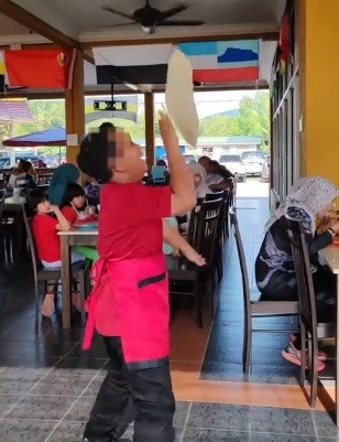 视频|向父亲前员工学了2个月 10岁男童制“印度飞饼”爆红