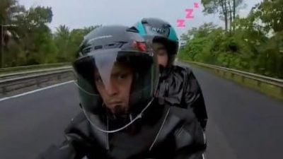 视频| 坐后座也能打瞌睡！男子骑摩托载妻“一脸黑”