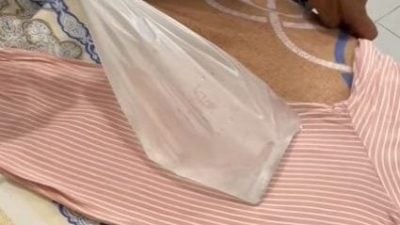 视频 | 塑料袋可当熨斗？ 男子熨衣奇招 妻子也笑了