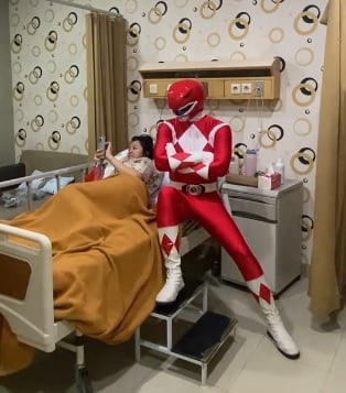 视频|夫变身“红战士”喜迎新生儿 妻全程冷表情应对逗乐网民