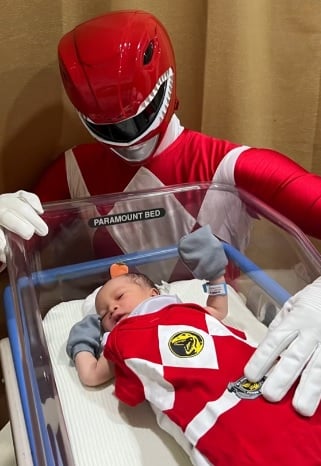 视频|夫变身“红战士”喜迎新生儿 妻全程冷表情应对逗乐网民