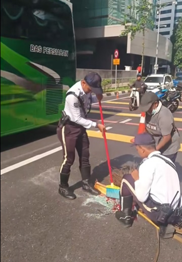 视频|拿扫帚帮忙清理车祸现场 吉隆坡交警多做一点获赞