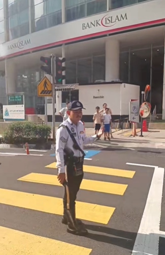 视频|拿扫帚帮忙清理车祸现场 吉隆坡交警多做一点获赞