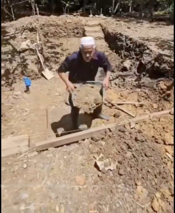 视频|挖土铺砖接水管亲力亲为 7旬爷爷花3年为孙建泳池