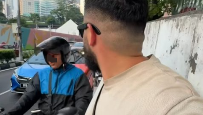 视频 | 摩托车骑上行人道 外国游客拍片骂：疯了吗！