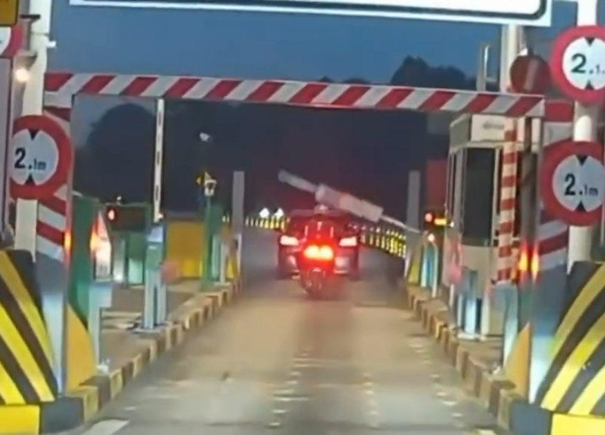 视频|摩托骑士执意使用轿车通道 收费站每天上演护栏被撞断