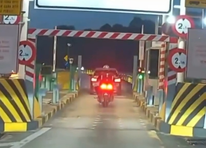 视频|摩托骑士执意使用轿车通道 收费站每天上演护栏被撞断