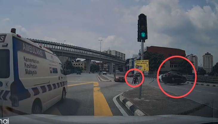 视频|摩托骑士险遭高速轿车撞击 惊险画面曝光