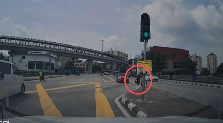 视频|摩托骑士险遭高速轿车撞击 惊险画面曝光