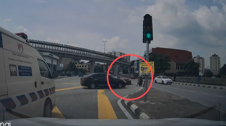 视频|摩托骑士险遭高速轿车撞击 惊险画面曝光