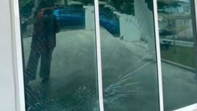 视频 | 撞破玻璃门主动揽责赔偿 民宿老板感动：愿多些诚实住客