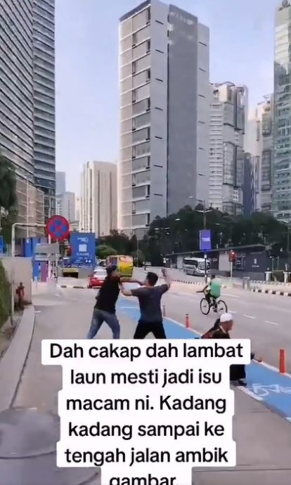 视频|收了钱不交照片还打人？ “拍照党”乱象引爆民愤