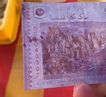 视频|收到100令吉假钞沾水摩擦即褪色 炸香蕉小贩:小生意也要骗!