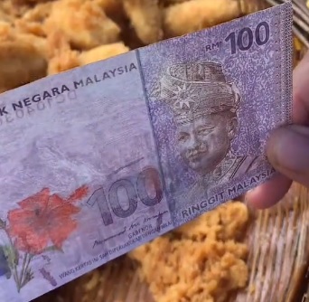 视频|收到100令吉假钞沾水摩擦即褪色 炸香蕉小贩:小生意也要骗!