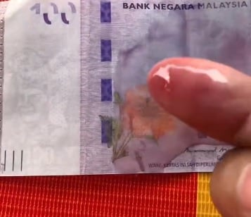 视频|收到100令吉假钞沾水摩擦即褪色 炸香蕉小贩:小生意也要骗!