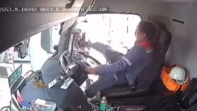 视频 | 收费站前鸣笛惹斗殴事件 警方接罗里司机投报展开调查