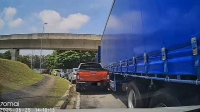 视频 | 疑遭拖格罗里擦撞 LRT站连环撞8车主报案