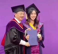 视频|清华大学毕业礼 带Labubu上台拨穗惹议