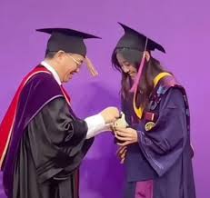 视频|清华大学毕业礼 带Labubu上台拨穗惹议