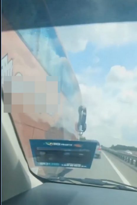 视频|滥用紧急车道还危险换道 长巴司机大道狂飙比中指