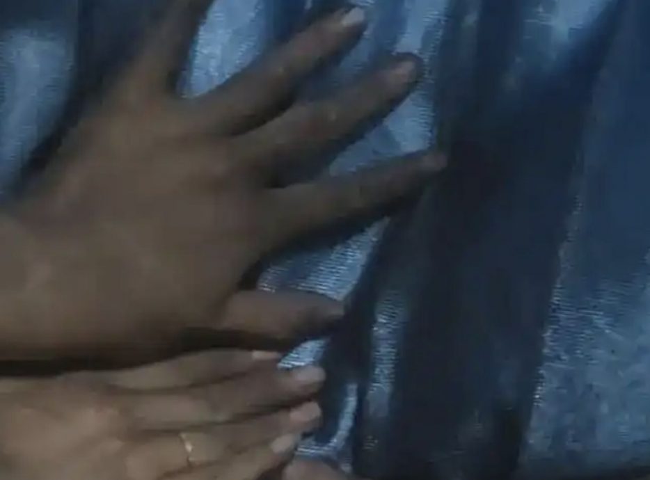 视频/火车过山洞“窗户没关”　车厢吸入煤灰...乘客秒变小灰人