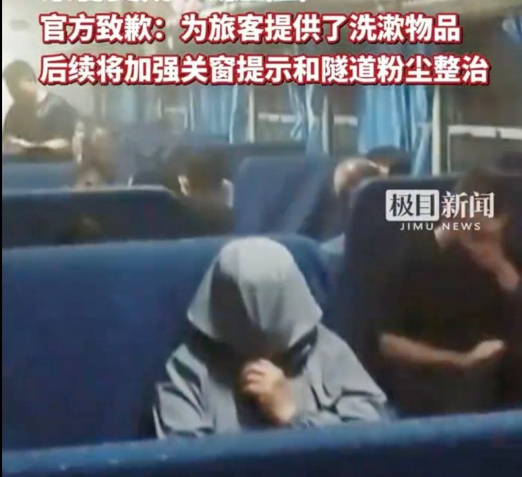 视频/火车过山洞“窗户没关”　车厢吸入煤灰...乘客秒变小灰人