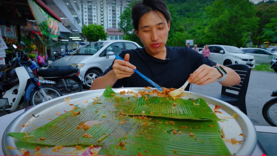 视频|狮城大胃王槟岛寻美食 大啖7KG鸭蛋炒粿条