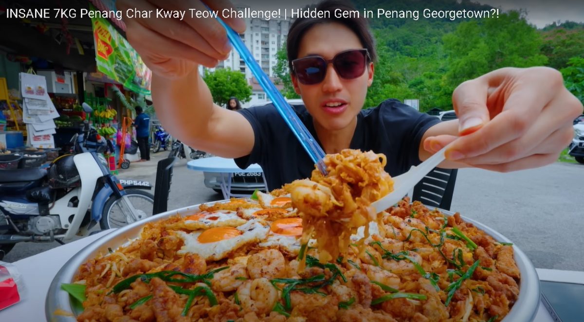 视频|狮城大胃王槟岛寻美食 大啖7KG鸭蛋炒粿条