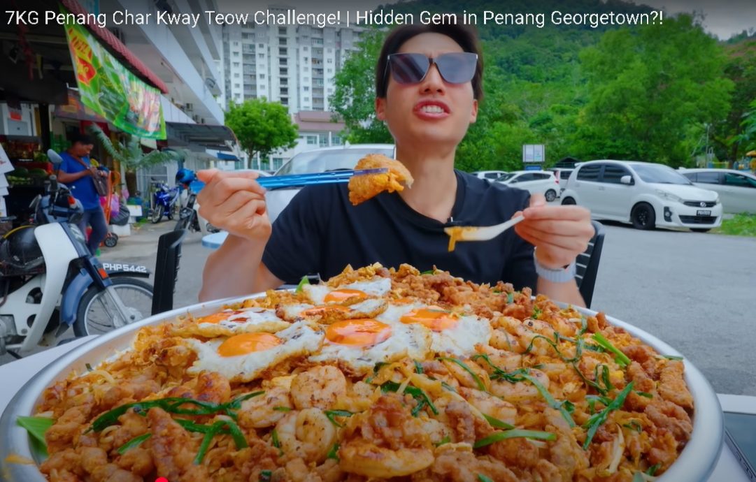 视频|狮城大胃王槟岛寻美食 大啖7KG鸭蛋炒粿条