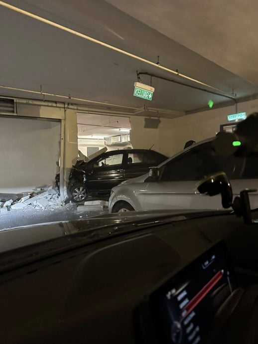 视频|疑失控猛撞商场停车场围墙 肇事轿车车头全毁墙壁破洞