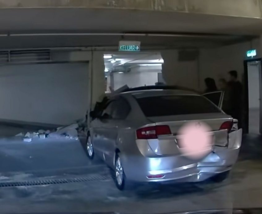 视频|疑失控猛撞商场停车场围墙 肇事轿车车头全毁墙壁破洞