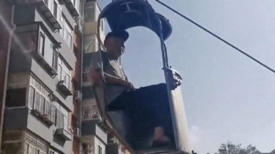 视频 | 耗时一年花费不到5千 7旬大爷自制“缆车”上楼！