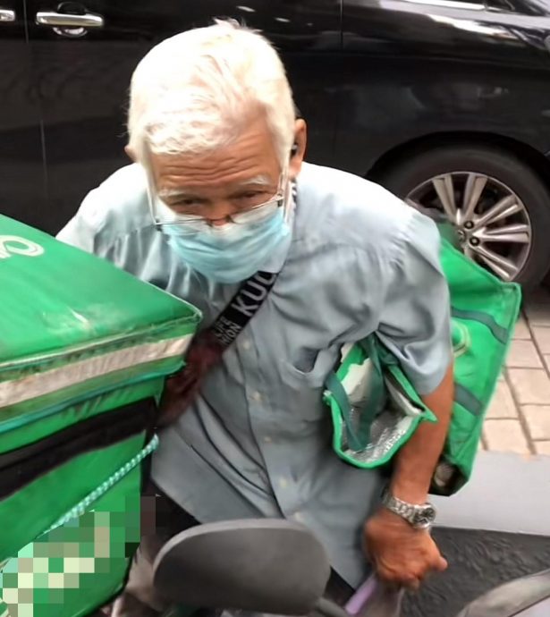 视频|走不稳仍不放弃生活 白头阿伯弯着腰送餐