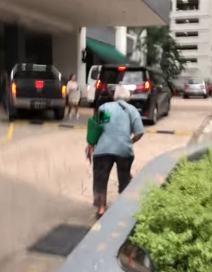 视频|走不稳仍不放弃生活 白头阿伯弯着腰送餐