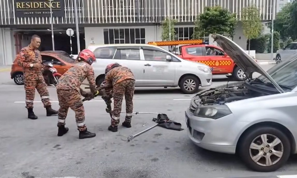 视频|车窗留纸条以为是情书 女子吓坏：是提醒引擎室藏蟒蛇！