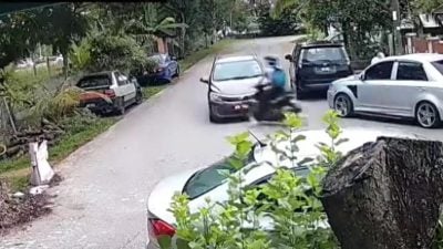 视频| 转角与摩托骑士相撞 谁该负责？网民：答案只有一个