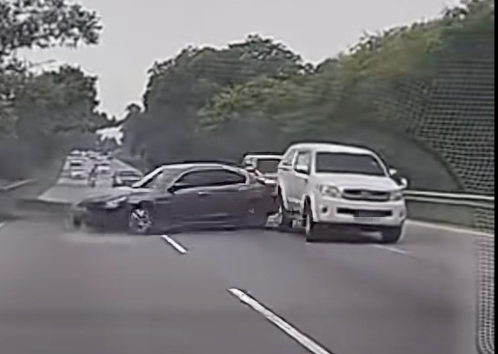 视频|轿车从哪“飞”出来? Z行狂飚逼车酿祸