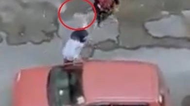 视频 | 遭双重泊车挡出路 女子苦等无果怒砸车窗