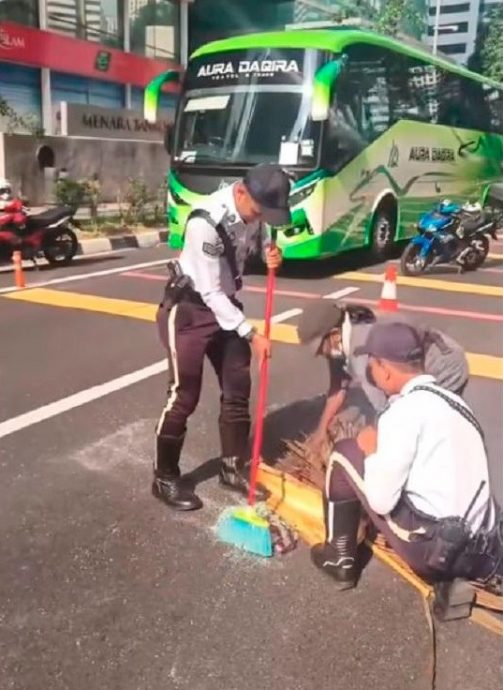 视频|隆交警亲自清理车祸现场 网民盛赞“大马警察是最棒的!”