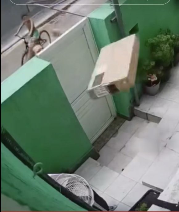 视频|高举包裹直接投掷入屋 快递员被轰：那是电视机！