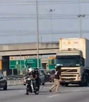 视频|高速大道出现晒衣架危险! 男子冒险冲到路中捡起获赞