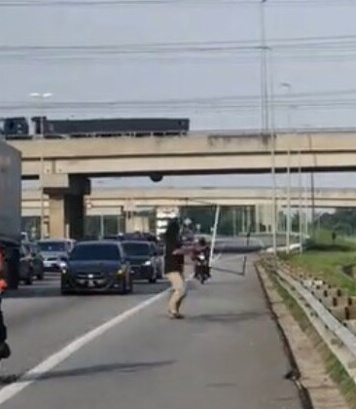 视频|高速大道出现晒衣架危险! 男子冒险冲到路中捡起获赞