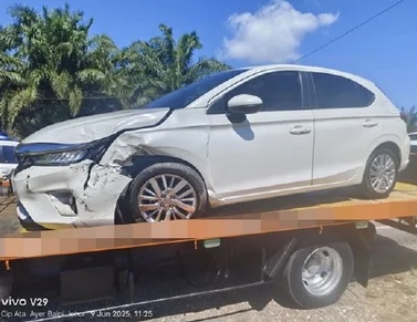 视频|鲁莽轿车司机双线超车 皮卡被擦撞至四轮朝天