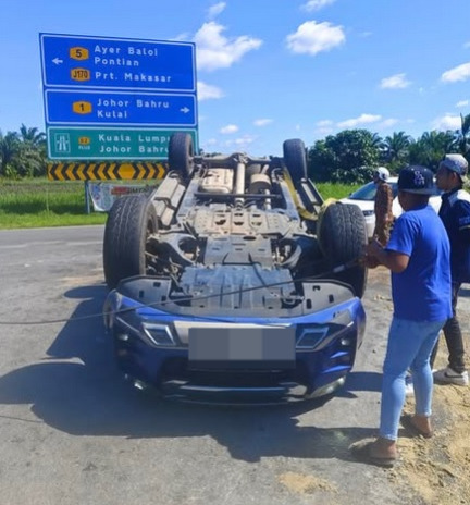 视频|鲁莽轿车司机双线超车 皮卡被擦撞至四轮朝天