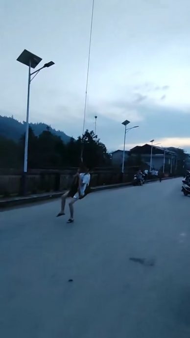 视频｜广西男受困洪水　房屋随时倒塌　无人机紧急出动“吊人”脱险境