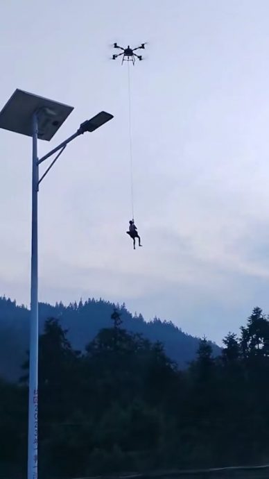 视频｜广西男受困洪水　房屋随时倒塌　无人机紧急出动“吊人”脱险境