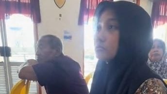 视频 | STPM成绩终让父母骄傲 女孩穿亡母衣携父上台圆梦